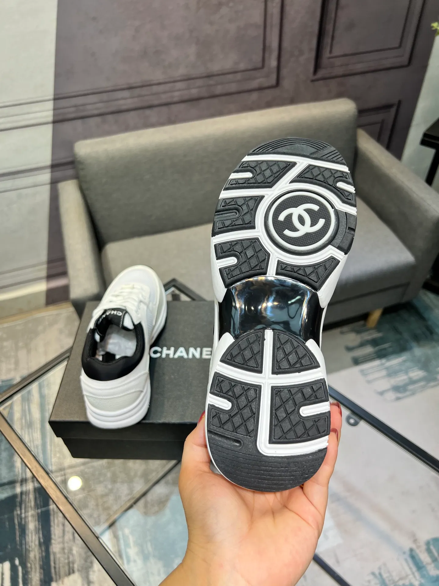 Men's men's shoes 💰620 Exclusive real shot (top version) CHANEL Chanel 2025ss color matching thick-soled casual sports shoes and sneakers. The counter is synchronized. The counter is very popular. A shoe that is very difficult to buy. The most popular thick-soled panda shoes on the Internet. It can be imagined that Xiaoxiang control can't miss it. It has both good looks and comfort. Simple and versatile white shoes. The thick sole increases the height and is super versatile. Close your eyes and wear it. Whoever wears it will look better. Upper: calfskin Lining: imported sheepskin lining Outsole: TPU original outsole Size: 35-44 (customized for women 41 and 40, and 45 for men)